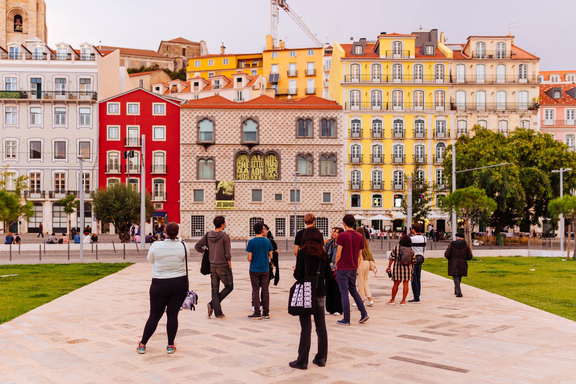 POR QUE OS BRASILEIROS VÃO PARA PORTUGAL E NÃO QUEREM MAIS VOLTAR